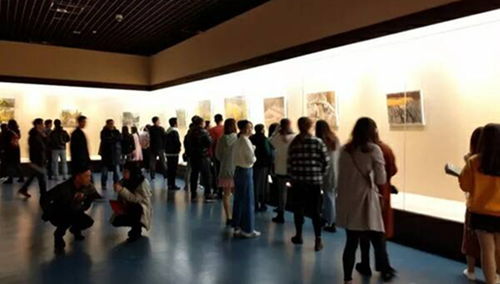 藝術(shù)學(xué)院組織美術(shù)學(xué)專業(yè)學(xué)生參觀油畫(huà)展 在藝術(shù)交流中深化專業(yè)認(rèn)知